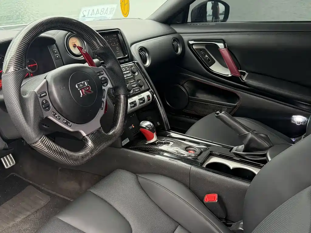 Nissan GT-R — миниатюра 4