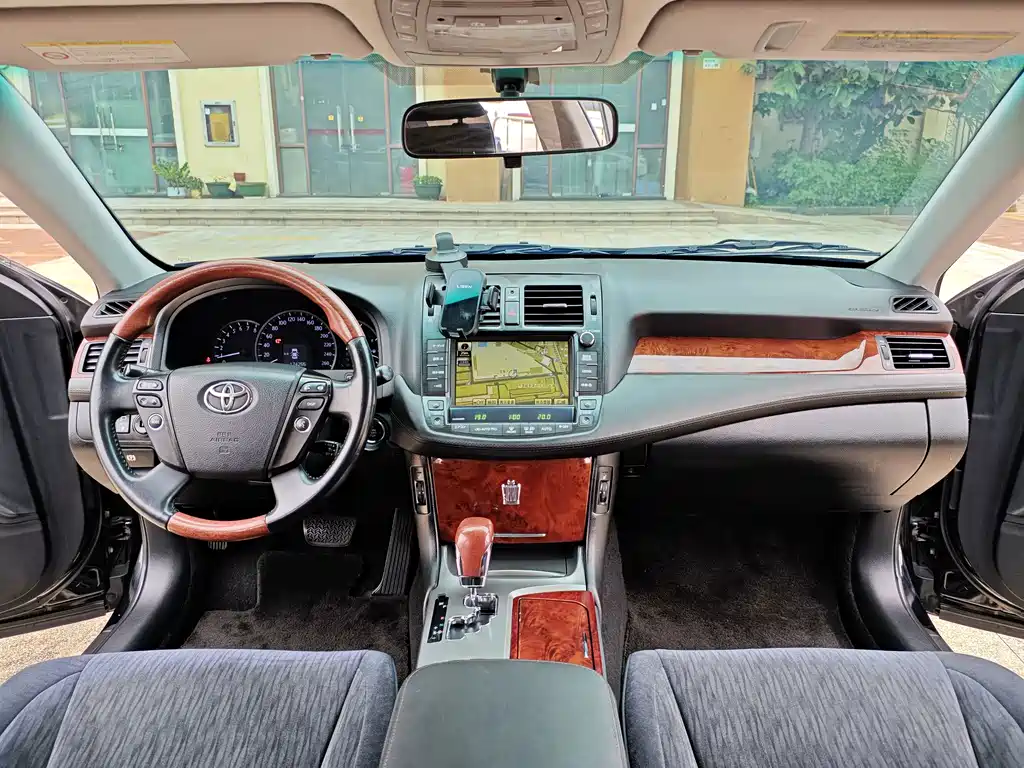 Toyota Crown — миниатюра 12