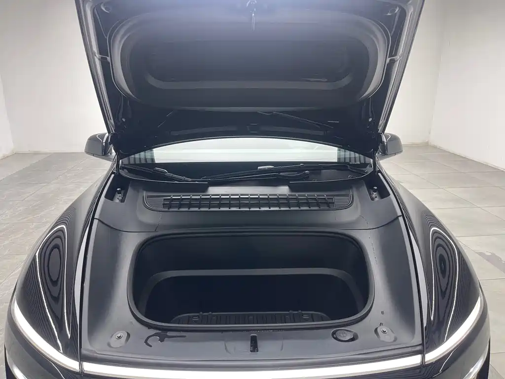 Tesla Model Y — миниатюра 9