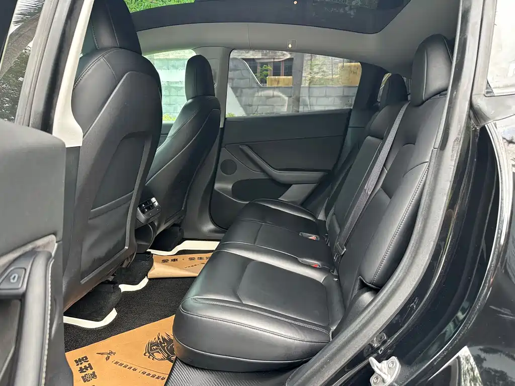 Tesla Model Y — миниатюра 8