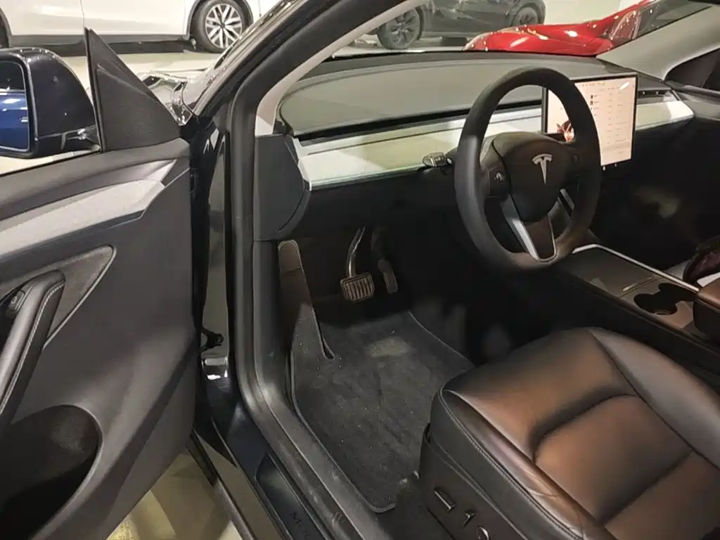 Tesla Model Y — миниатюра 16