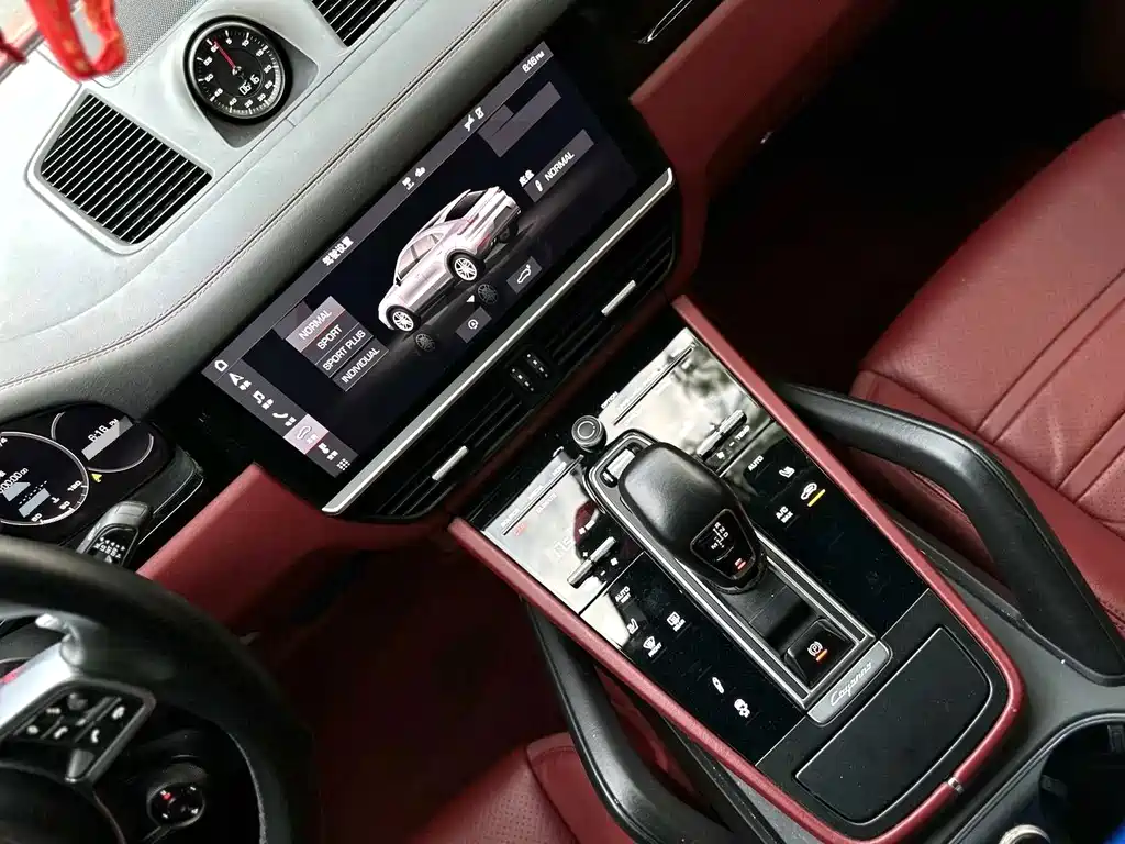 Porsche Cayenne — миниатюра 7