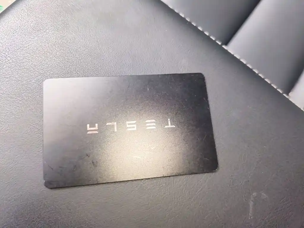 Tesla Model Y — миниатюра 9