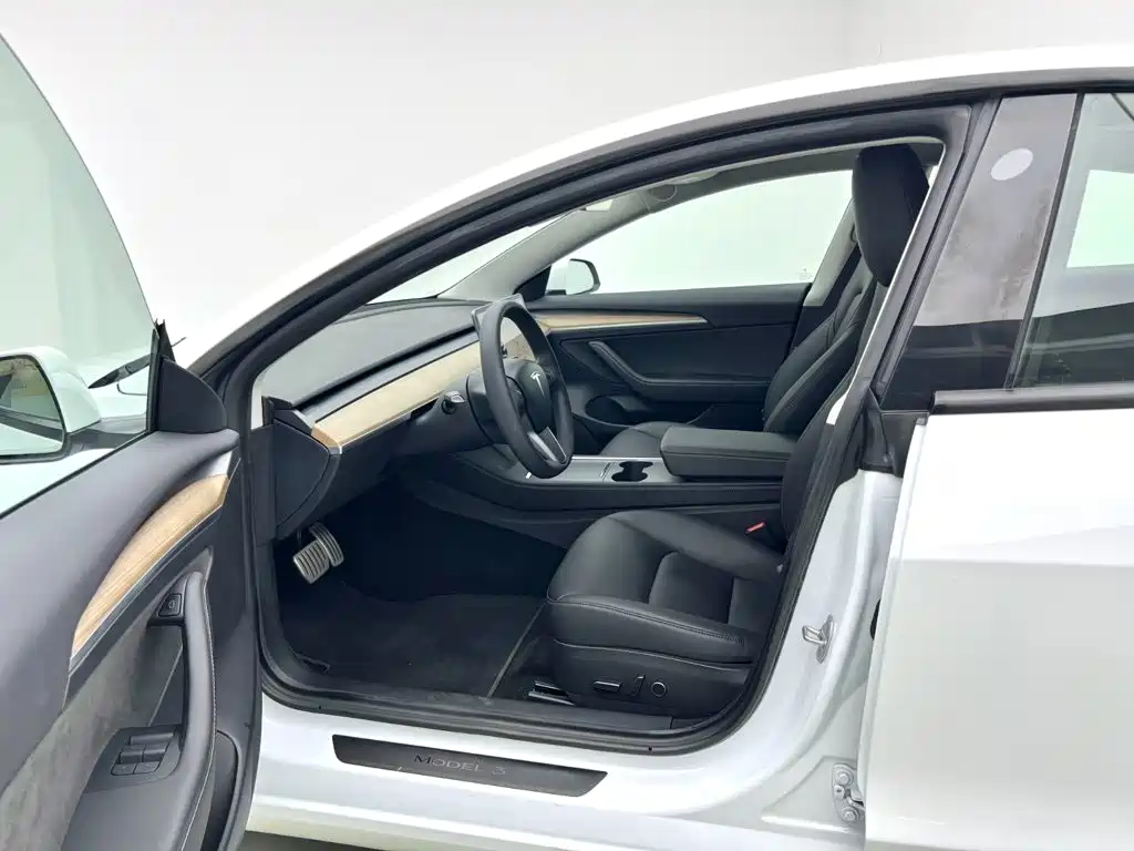 Tesla Model 3 — миниатюра 9