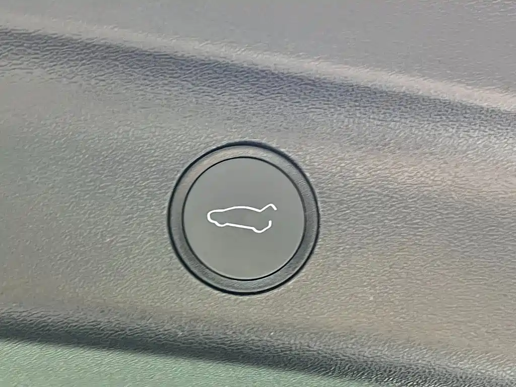 Tesla Model Y — миниатюра 12