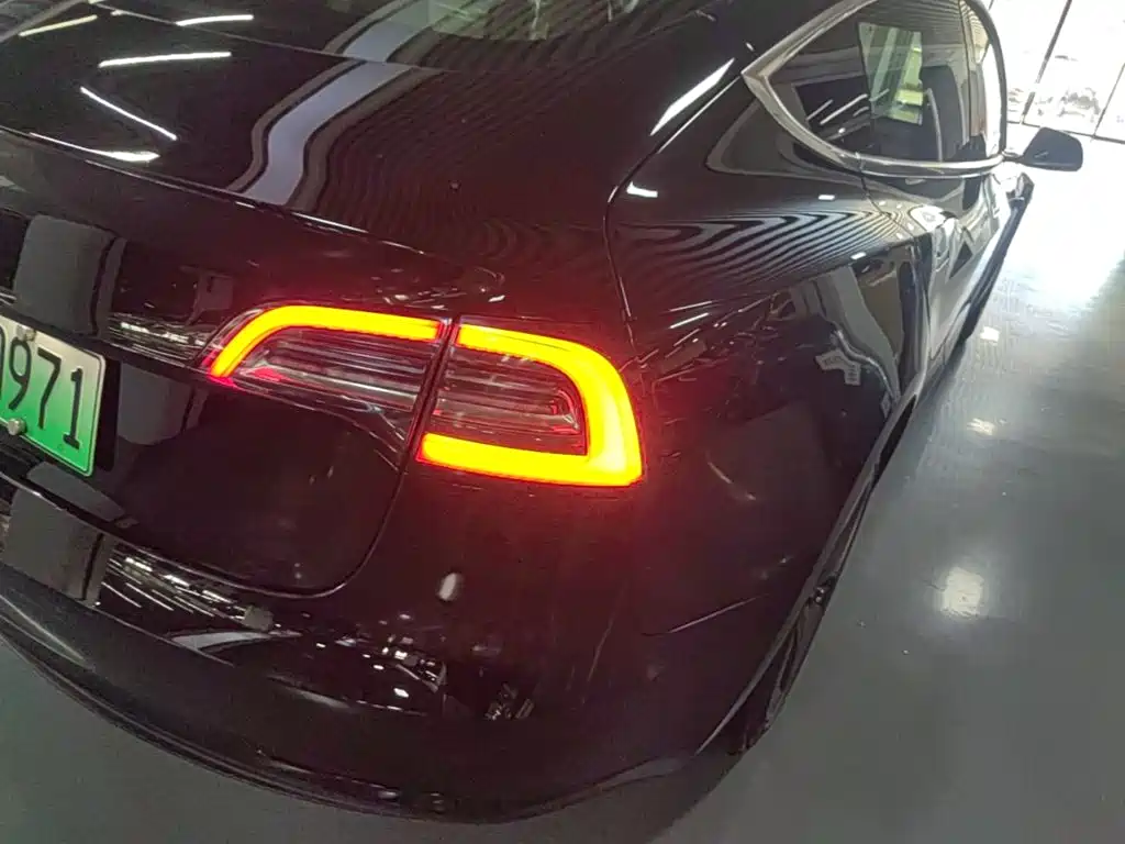 Tesla Model 3 — миниатюра 8