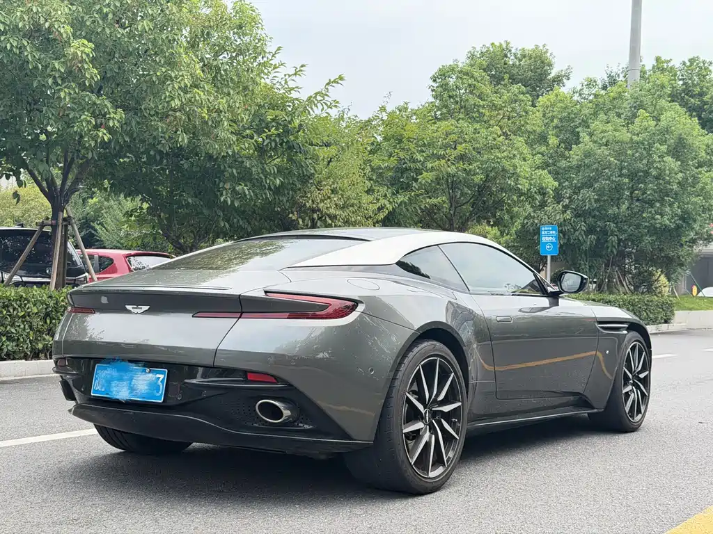 Aston Martin DB11 — миниатюра 4