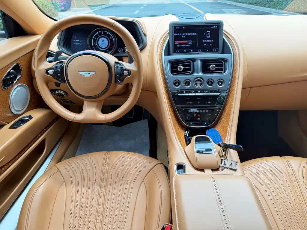 Aston Martin DB11 — миниатюра 12