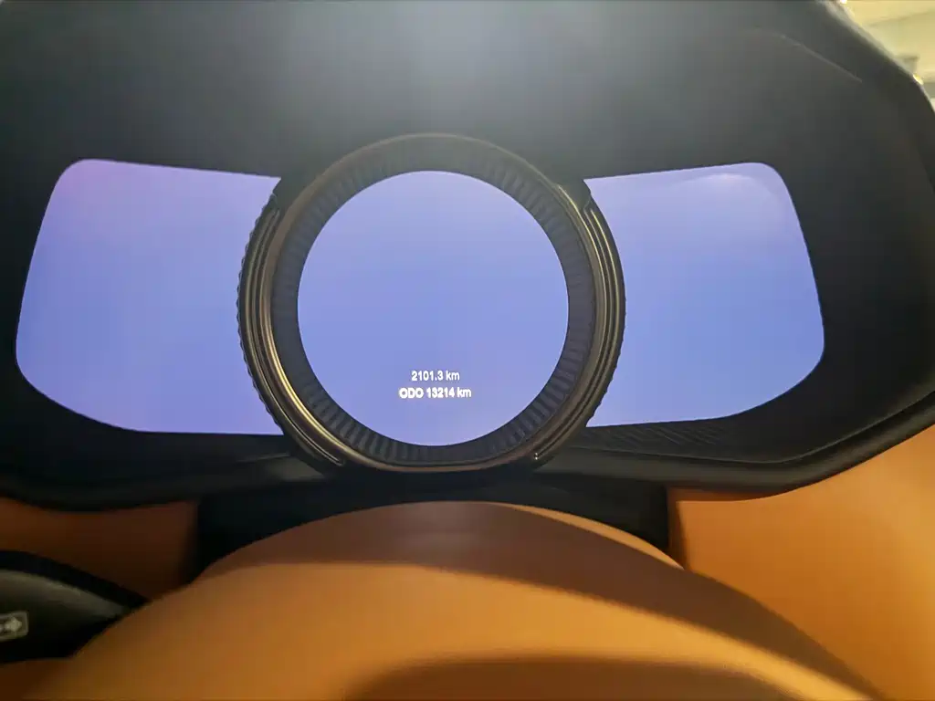 Aston Martin DB11 — миниатюра 18