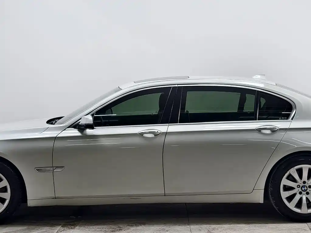 BMW 7 Series — миниатюра 8