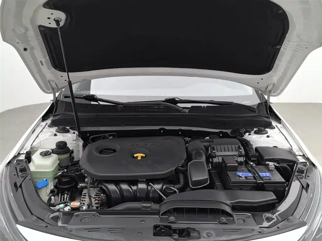 Kia K5 2015 2.0L AT LUX