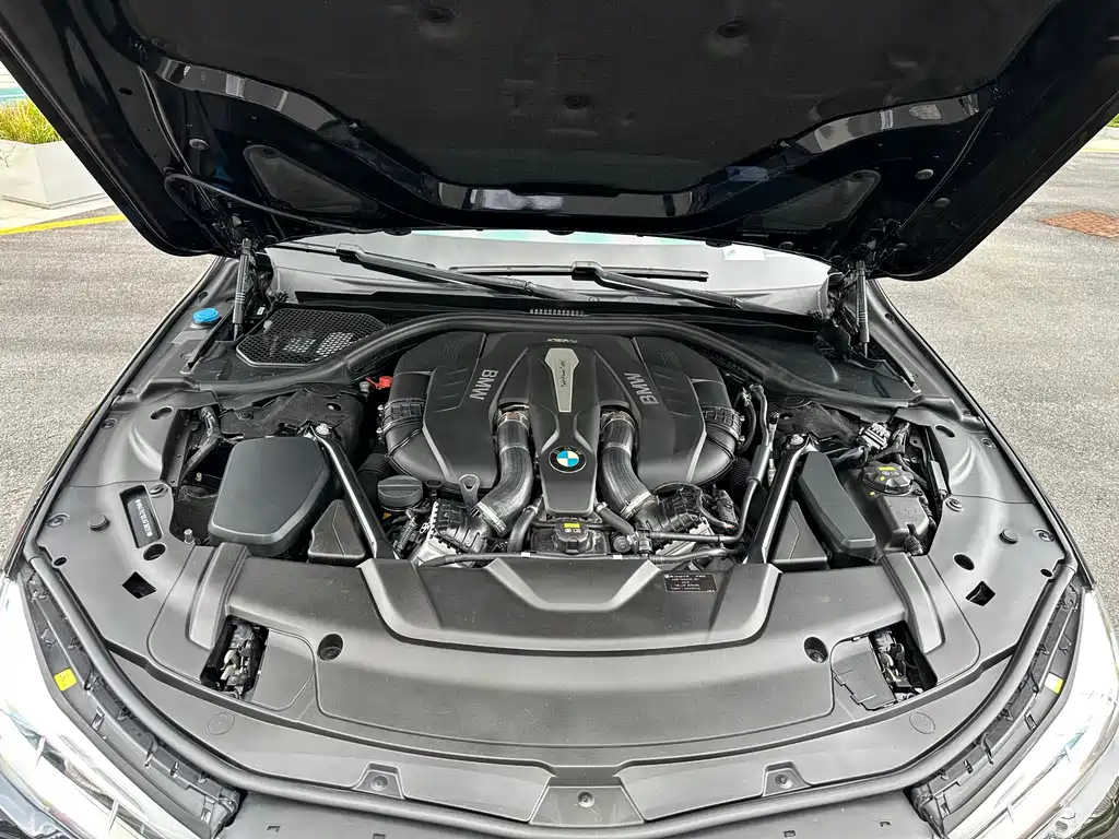 BMW 7 Series — миниатюра 8