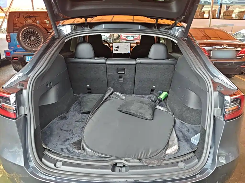 Tesla Model Y — миниатюра 19