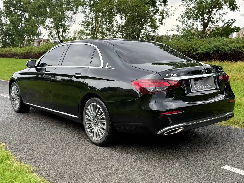 Mercedes-Benz E-Class — миниатюра 8