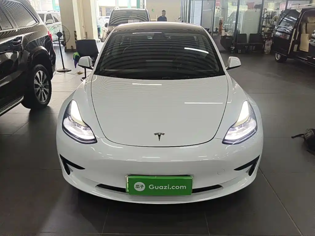 Tesla Model 3 — миниатюра 3