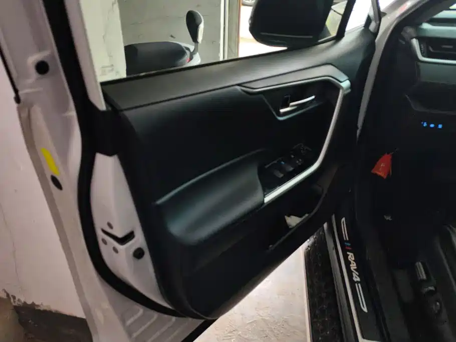 Toyota RAV4 — миниатюра 7