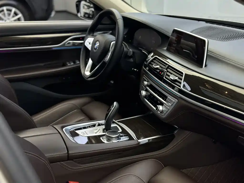 BMW 7 Series — миниатюра 10