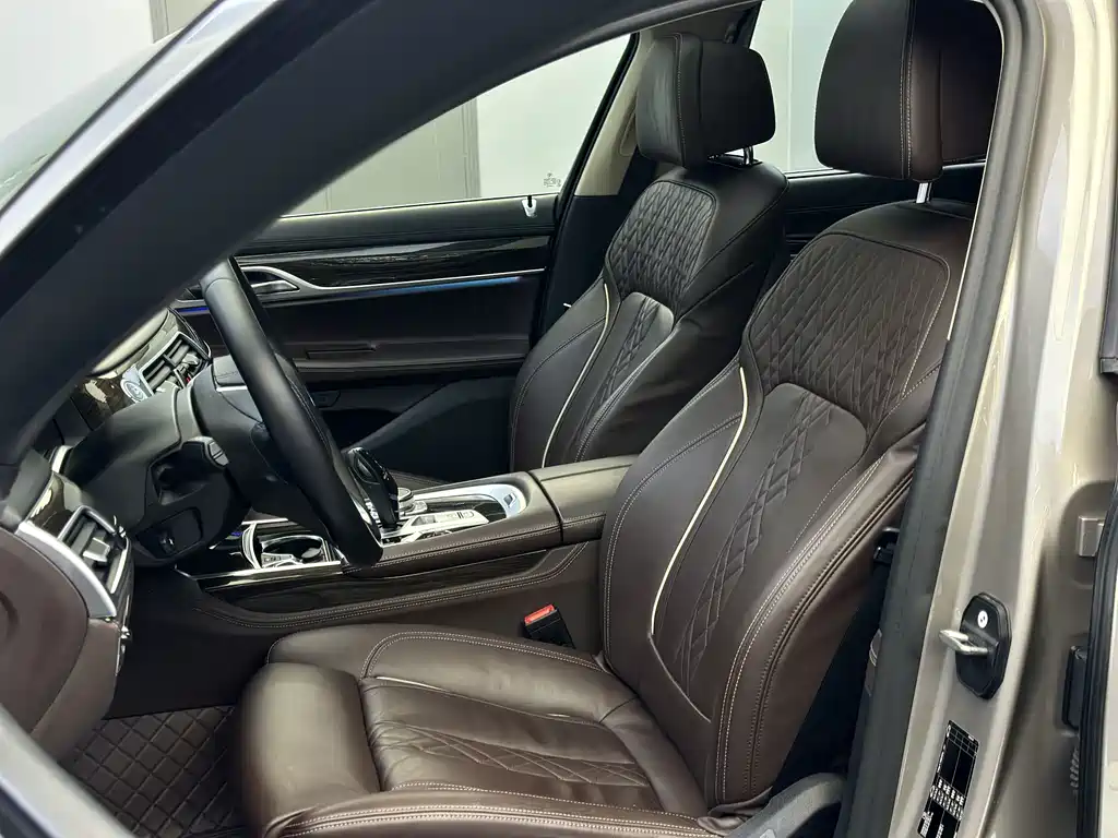 BMW 7 Series — миниатюра 13