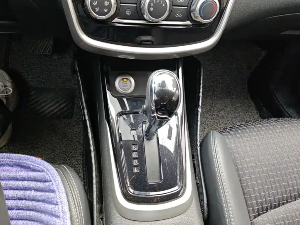 Nissan Tiida — миниатюра 14