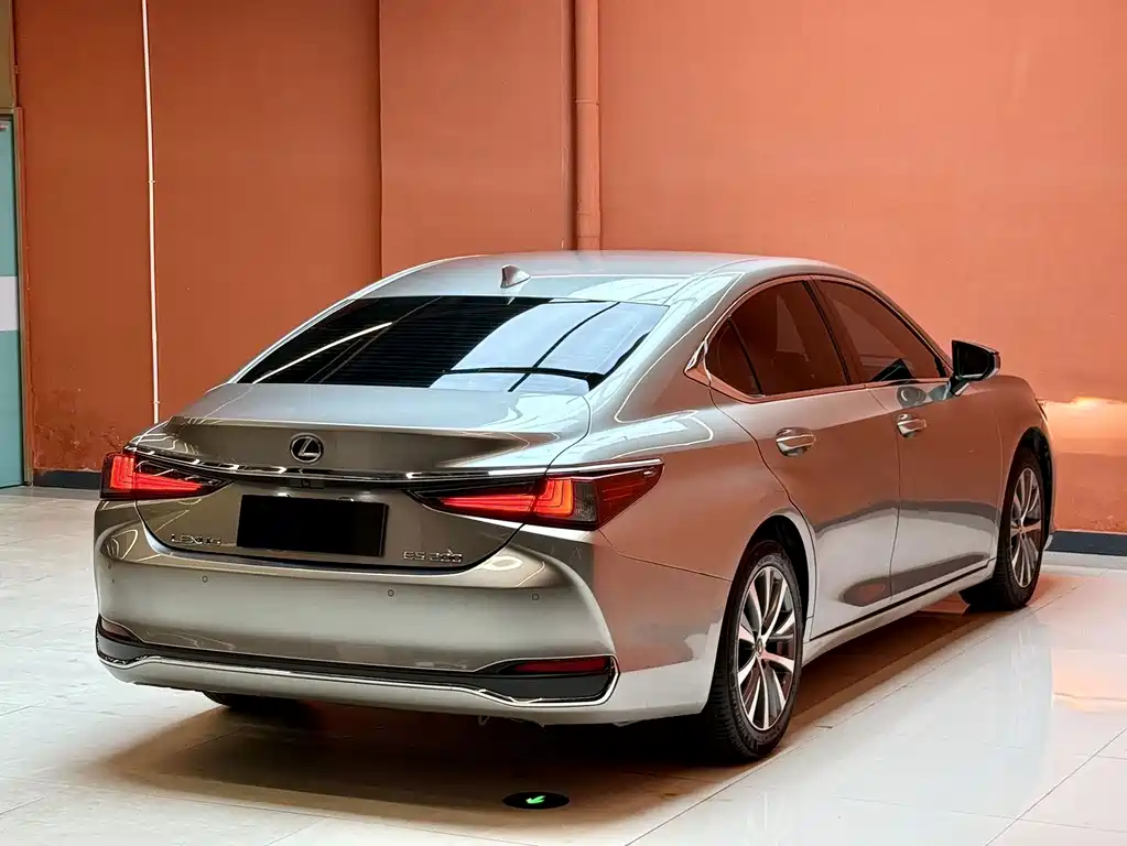 Lexus ES — миниатюра 12