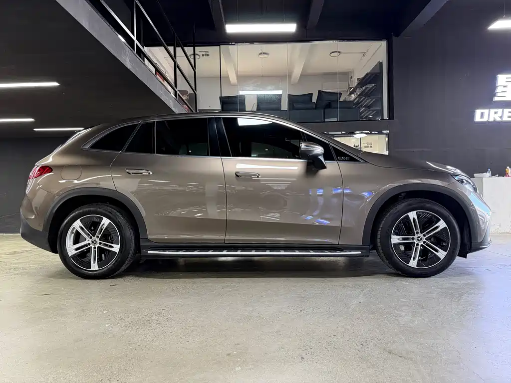 Mercedes-Benz EQE SUV — миниатюра 11