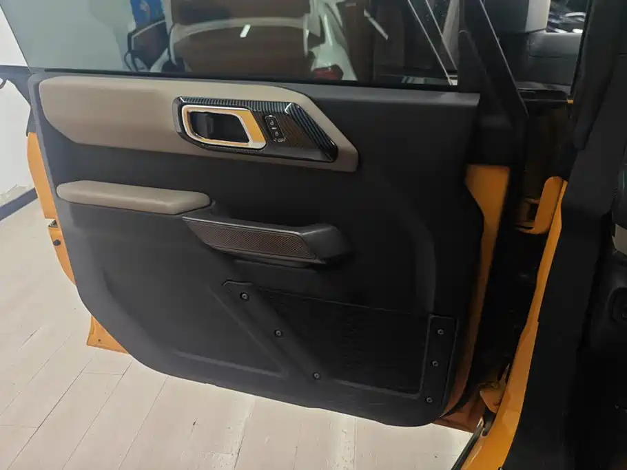 Ford Bronco (Import) — миниатюра 7