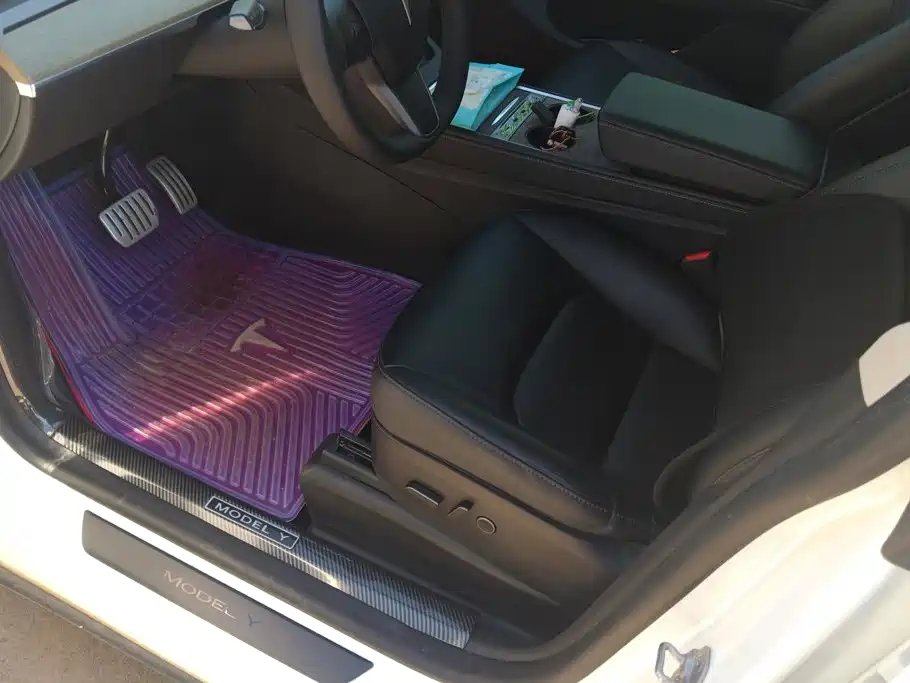 Tesla Model Y — миниатюра 9