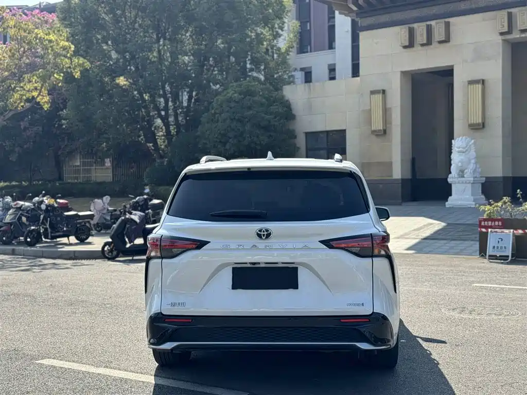 Toyota Granvia — миниатюра 18