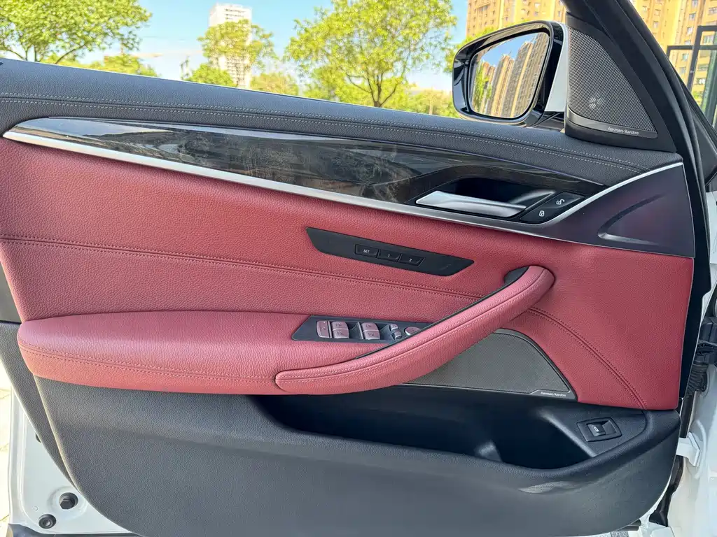 BMW 5 Series — миниатюра 10