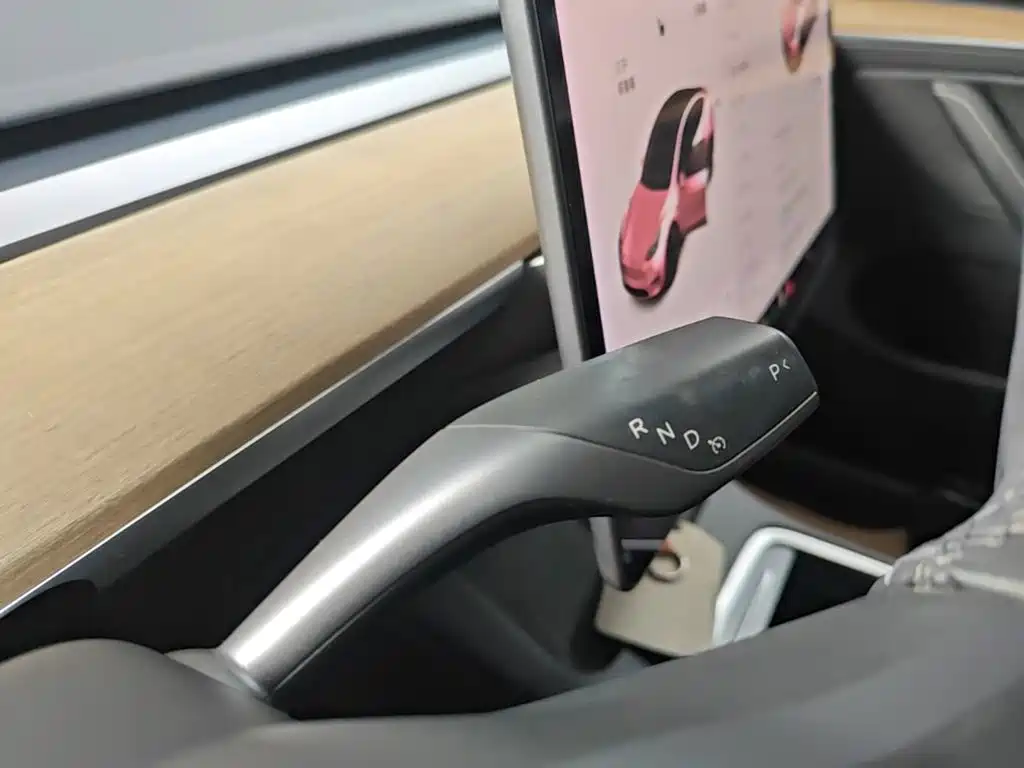 Tesla Model Y — миниатюра 14