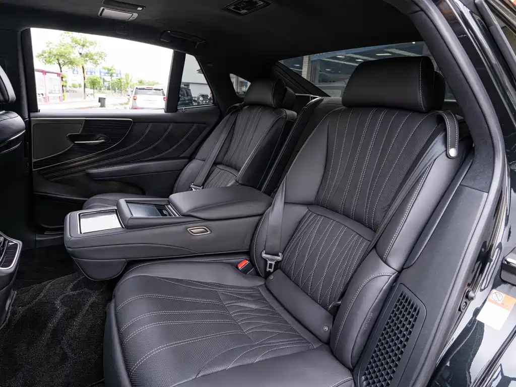 Lexus LS — миниатюра 12