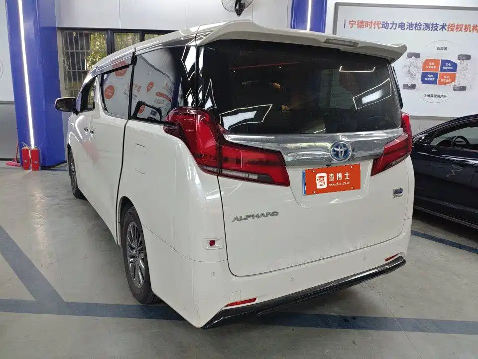 Toyota Alphard — миниатюра 7
