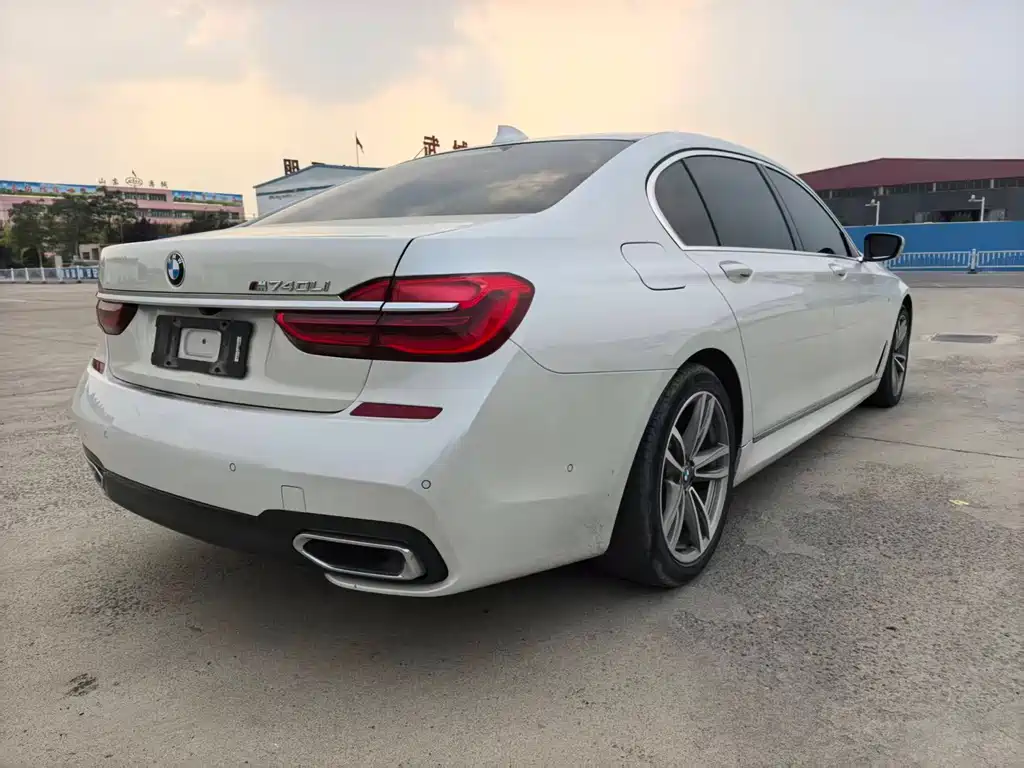BMW 7 Series — миниатюра 9
