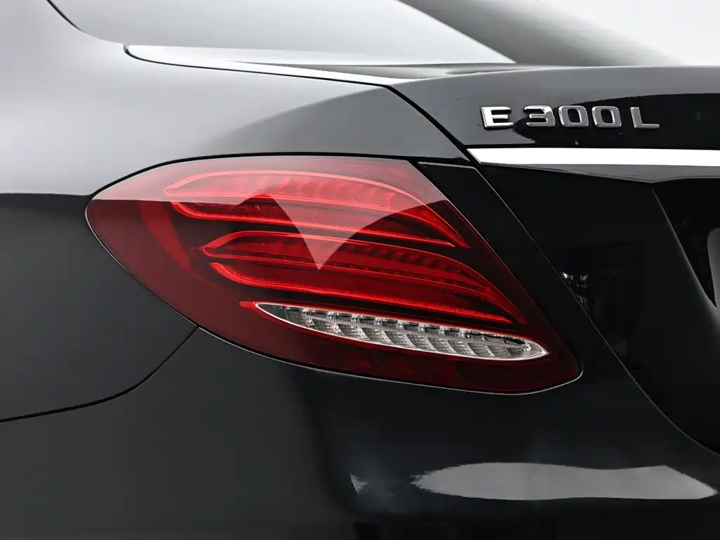 Mercedes-Benz E-Class — миниатюра 8