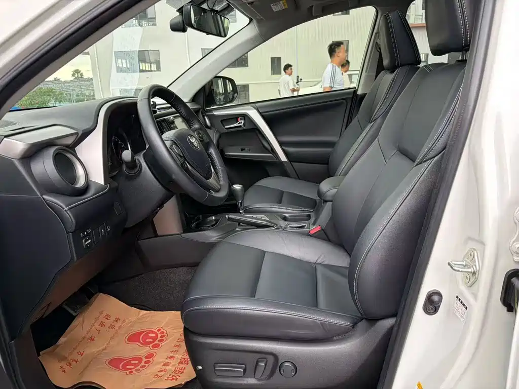 Toyota RAV4 — миниатюра 5