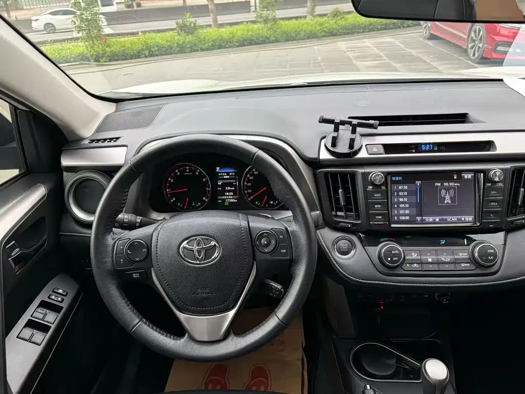 Toyota RAV4 — миниатюра 8