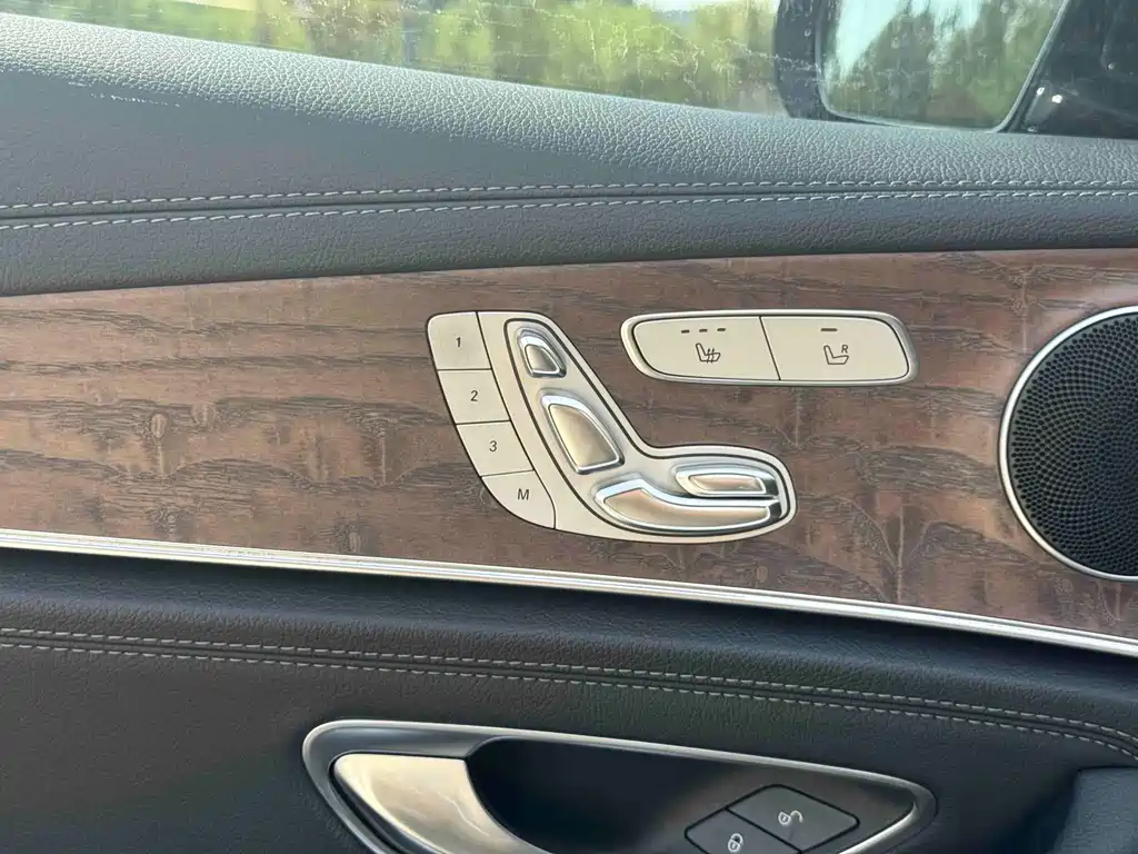 Mercedes-Benz E-Class — миниатюра 5