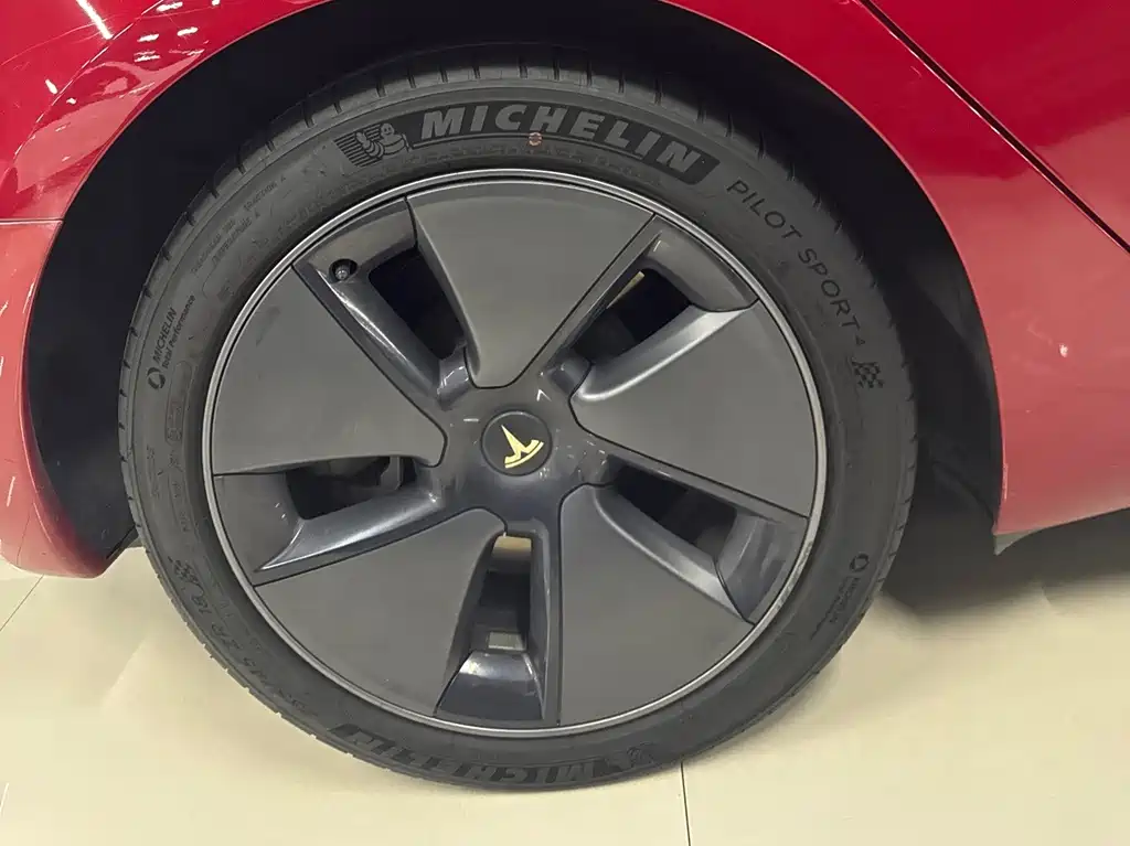 Tesla Model 3 — миниатюра 6