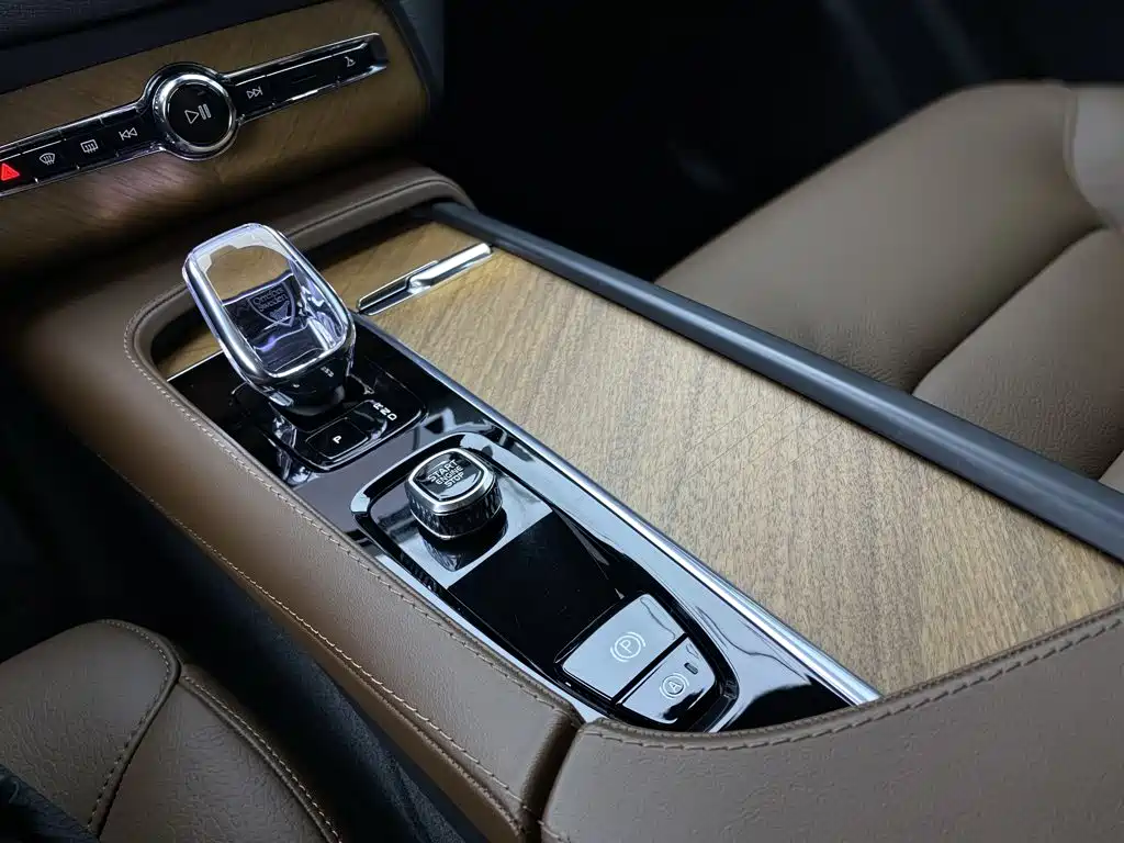 Volvo XC90 — миниатюра 24