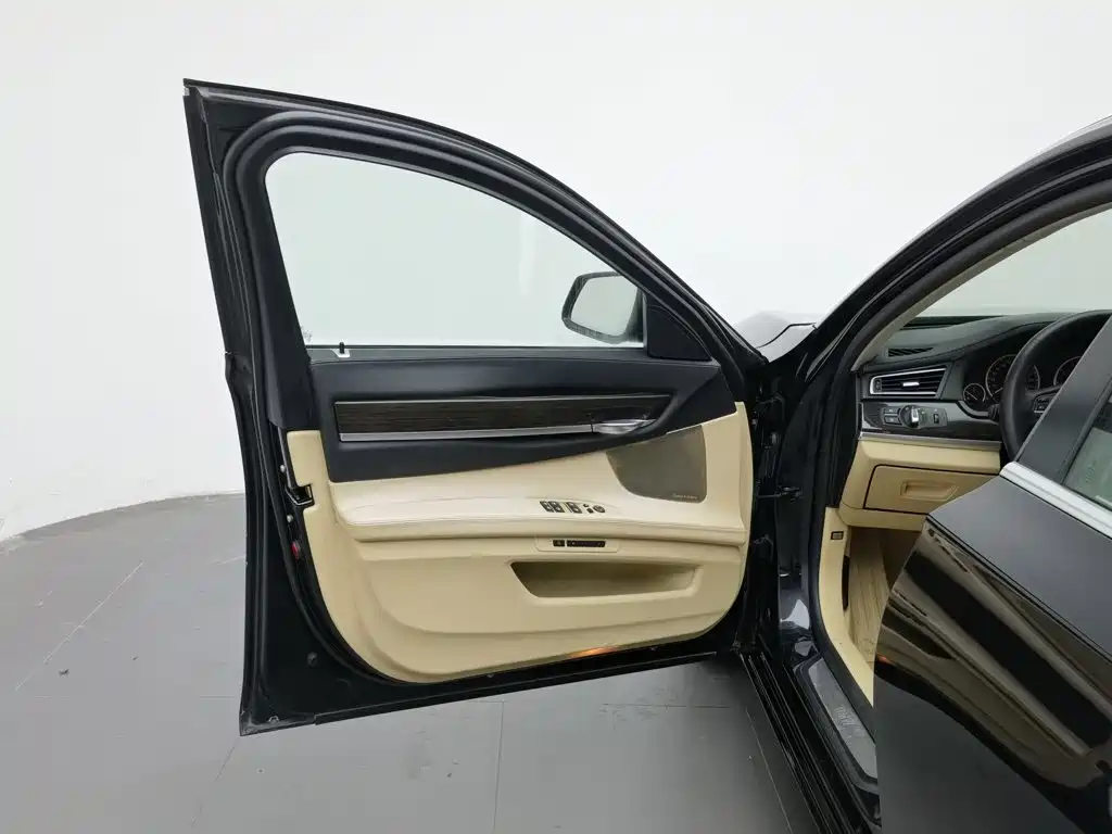 BMW 7 Series — миниатюра 8