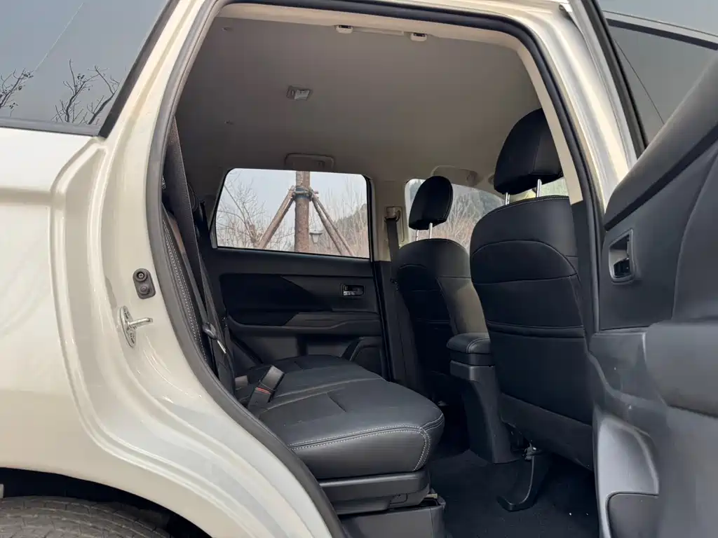 MITSUBISHI OUTLANDER