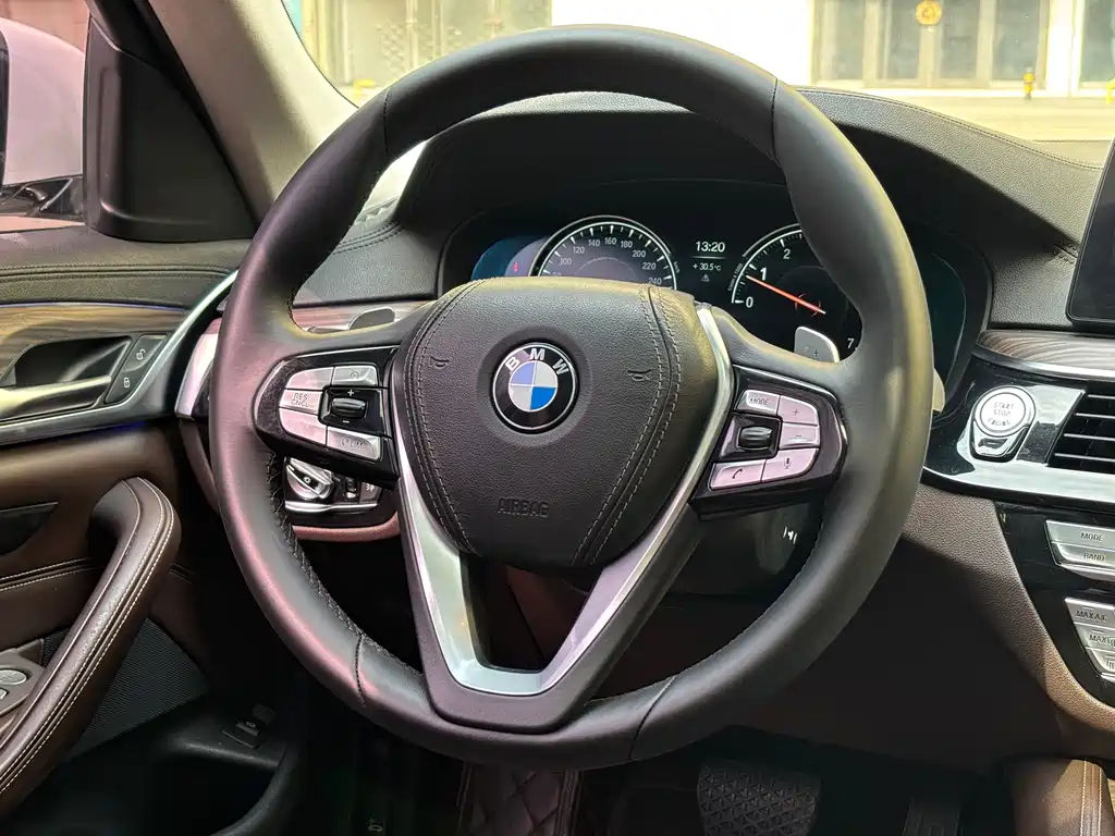 BMW 5 Series — миниатюра 10