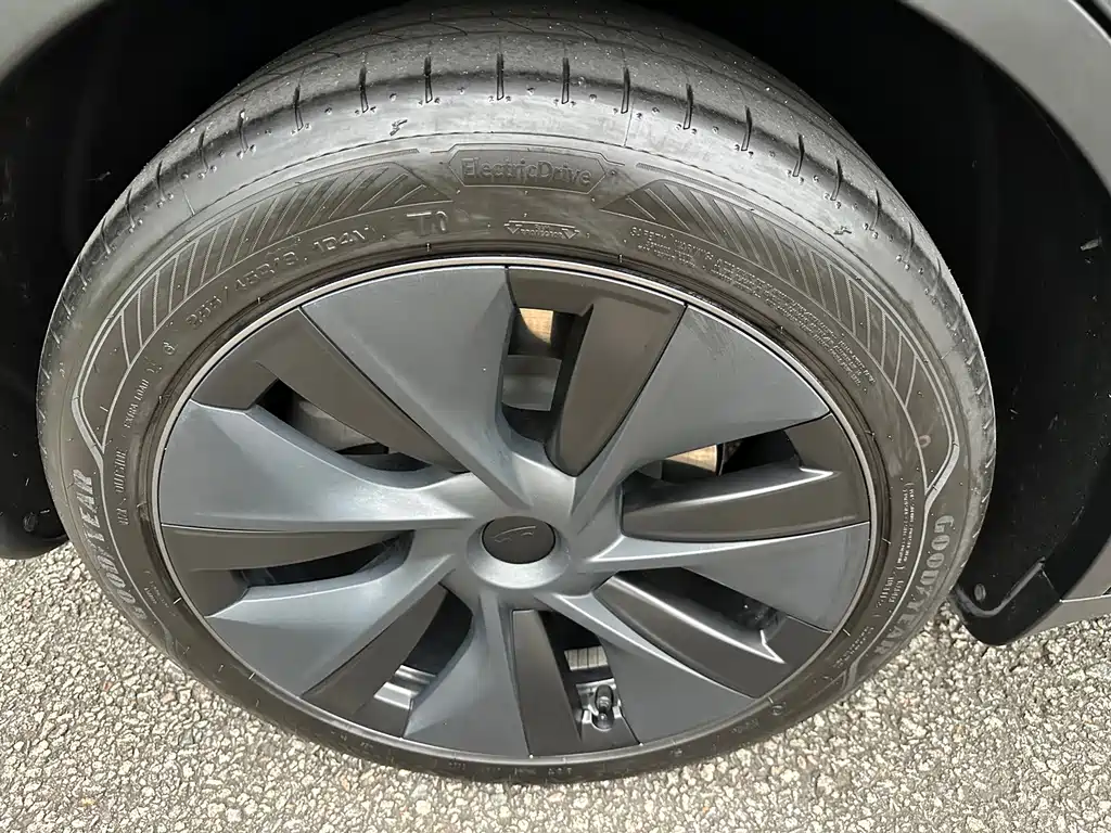 Tesla Model Y — миниатюра 20