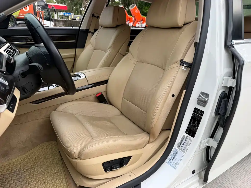 BMW 7 Series — миниатюра 4