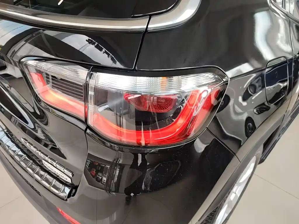 Jeep Compass — миниатюра 8