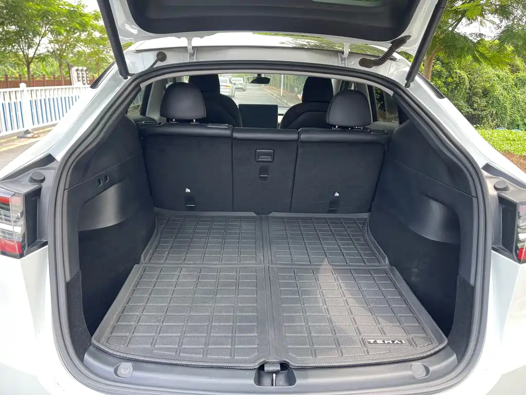 Tesla Model Y — миниатюра 18