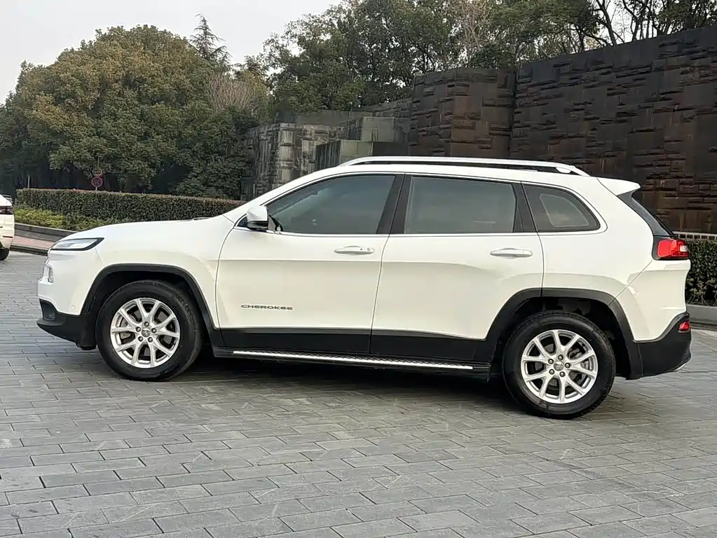 Jeep Cherokee (Import) — миниатюра 4