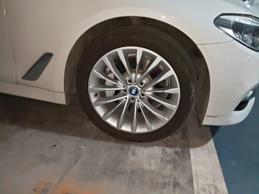 BMW 5 Series New Energy — миниатюра 8