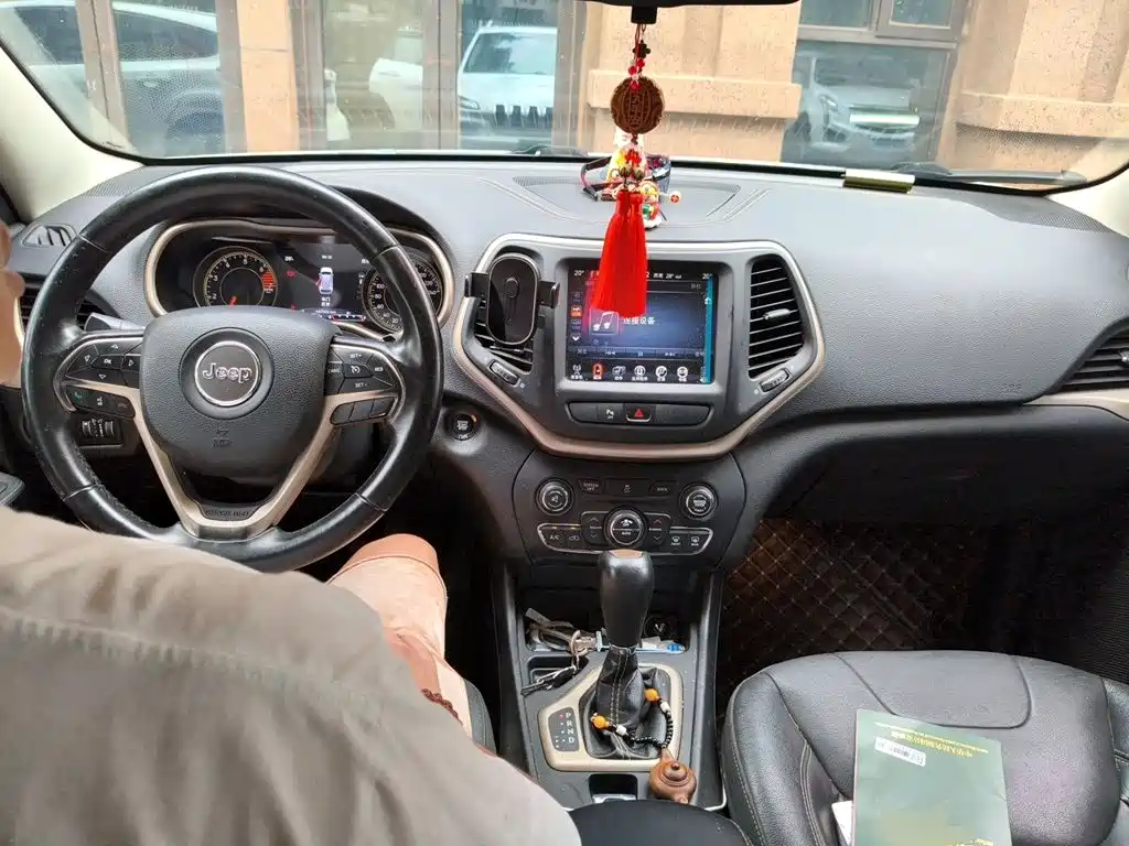 Jeep Cherokee — миниатюра 6