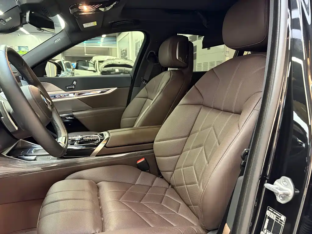 BMW 7 Series — миниатюра 16